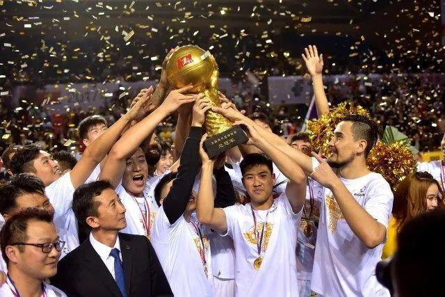 杨晨谈青训人才流失：目前基层教练培训不完善